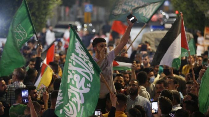 06152767_xl Palestinos celebran un alto al fuego con Israel en la Franja de Gaza, 21 de mayo de 2021. (Foto: AFP)