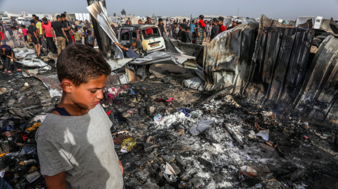 Captura de Pantalla 2024-05-29 a la(s) 16.44.23 Tiendas de campaña destruidas tras el ataque aéreo de Israel, Rafa, la Franja de Gaza, el 27 de mayo de 2024 Abed Rahim Khatib / Gettyimages.ru